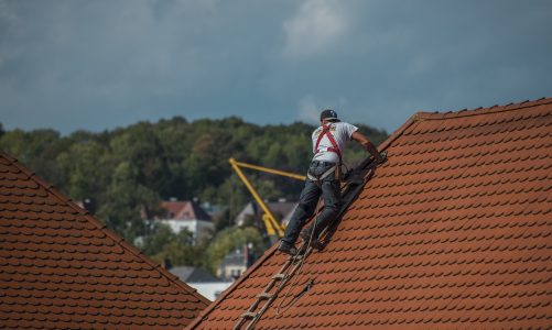 Jak efektywnie przeprowadzić remont podbitki dachowej?